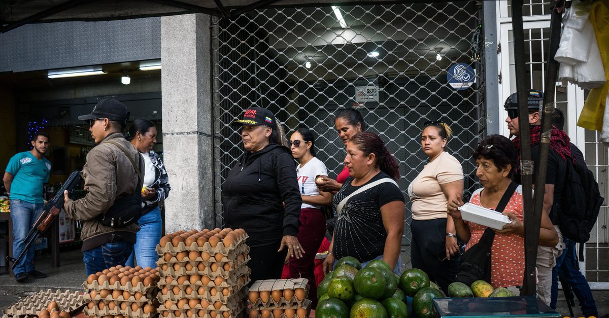 Knokploegen heersen in de straten van Caracas en controleren mobieltjes op pro-Amerikaanse inhoud: ‘De repressie is echt nog nooit zo heftig geweest’