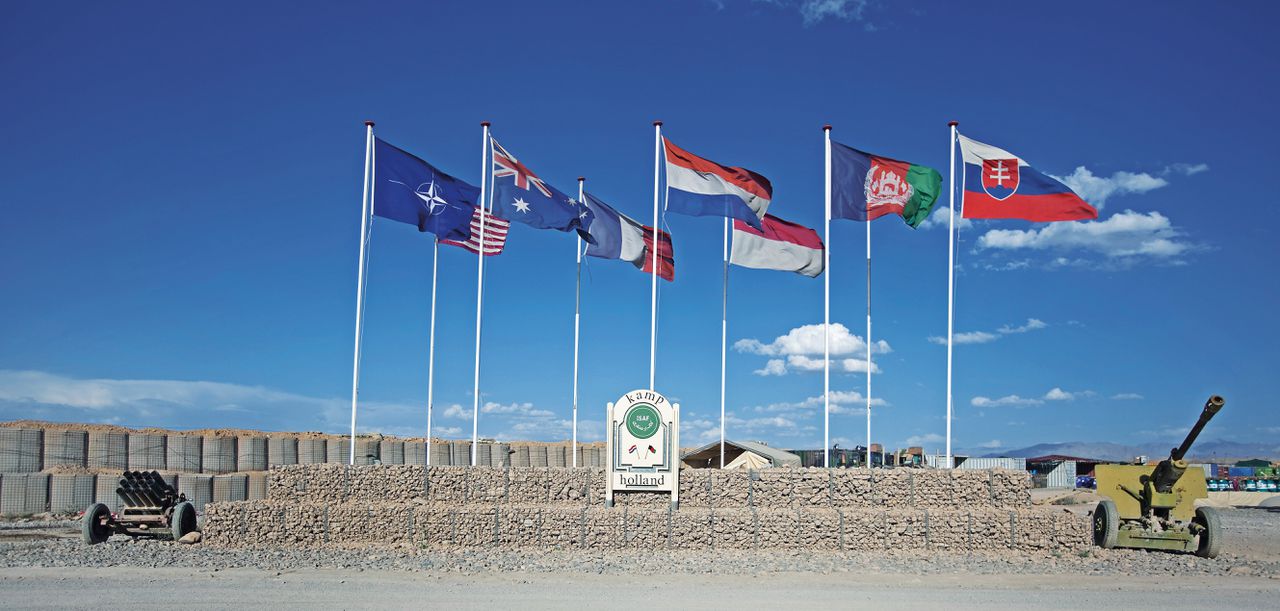 De Nederlandse militaire basis Kamp Holland vlak bij Tarin Kowt in de Afghaanse provincie Uruzgan.