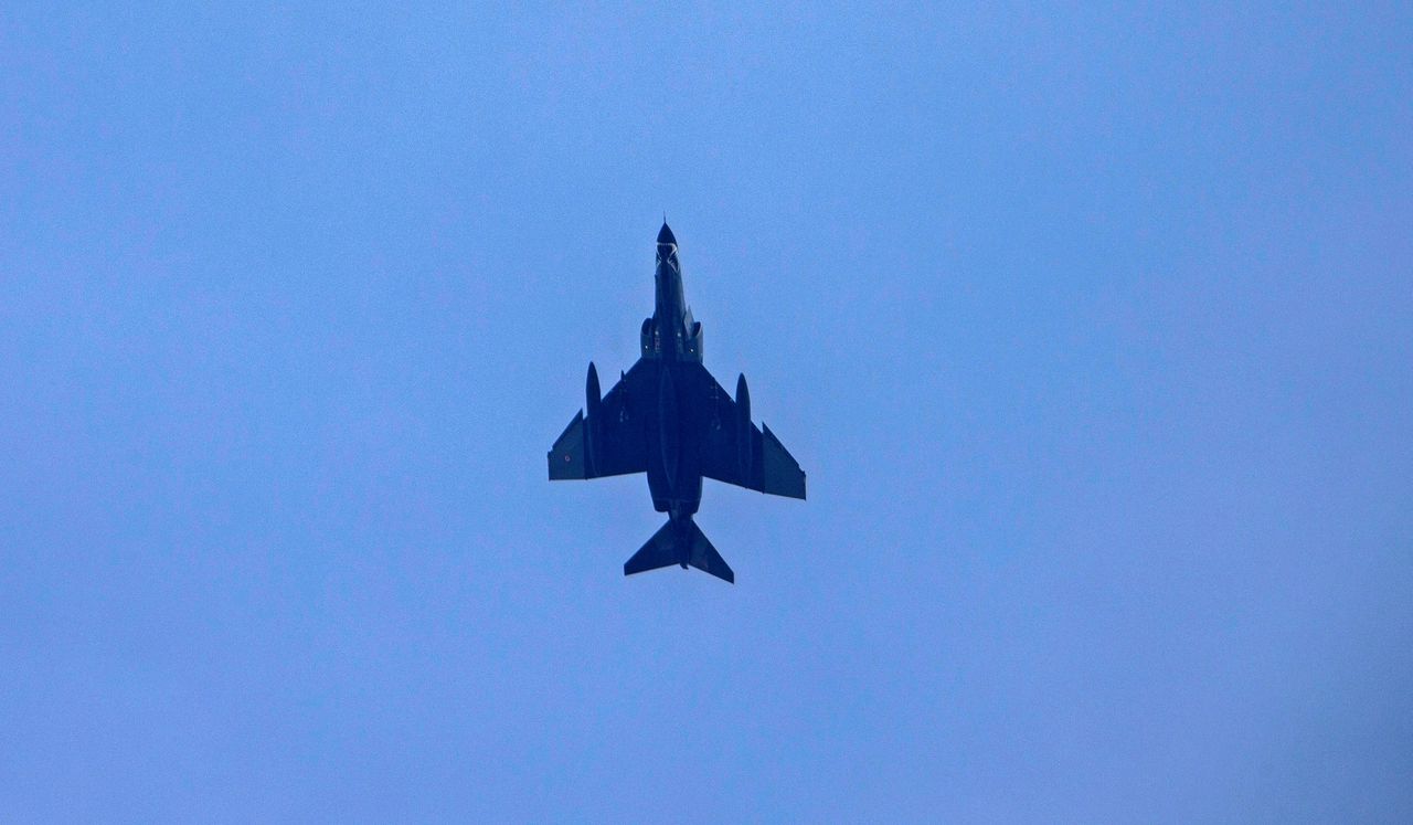 Een Turks gevechtsvliegtuig vliegt boven een Turkse basis.