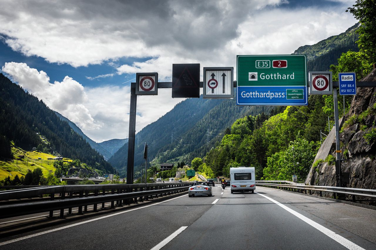 Zwitserse Gotthardtunnel voor autoverkeer gesloten vanwege deels ingestort plafond 