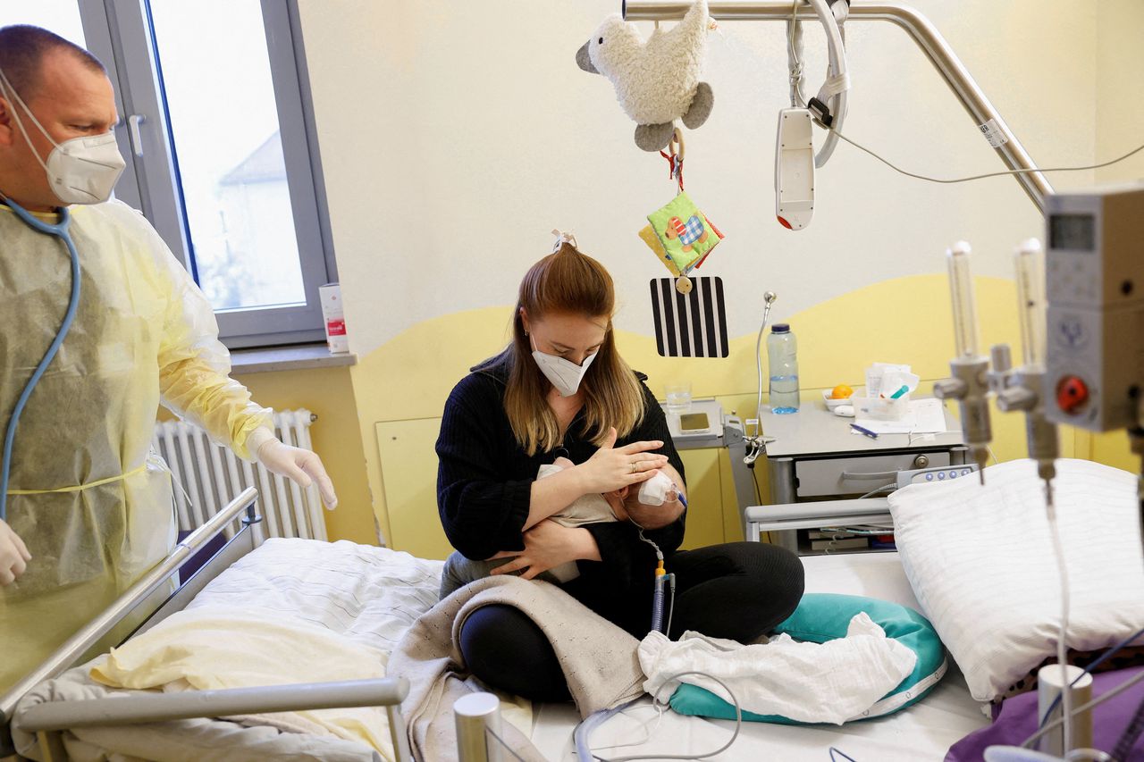 Een kind dat is geïnfecteerd met het RS-virus eerder deze maand in een ziekenhuis in Duitsland. Bijna alle kinderen krijgen in het eerste levensjaar een infectie met het RS-virus, maar bij sommigen verloopt de ziekte ernstig.
