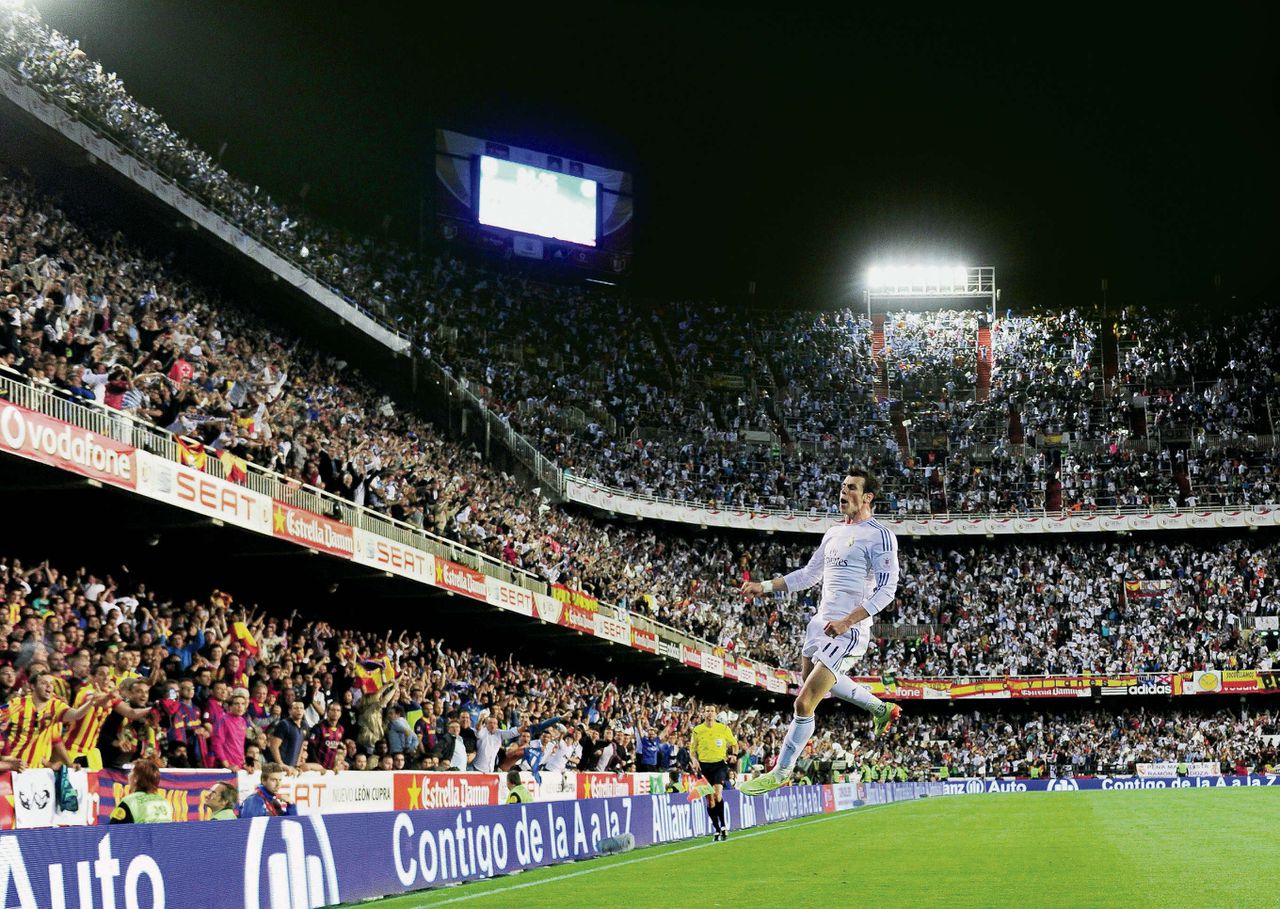 Het was de avond van Gareth Bale, die na een machtige sprint de 2-1 binnenschoof en Real Madrid aan de Spaanse beker hielp.