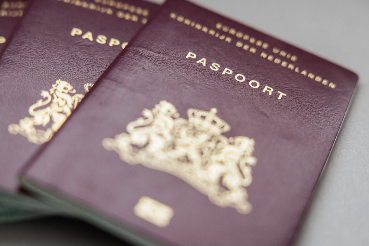 Op dit moment slaan gemeenten, die de paspoort- of identiteitskaartaanvraag behandelen, zelf de benodigde persoonsgegevens op in een eigen decentrale database. Met een wijziging van de Paspoortwet wil het kabinet overgaan naar één centrale opslag.