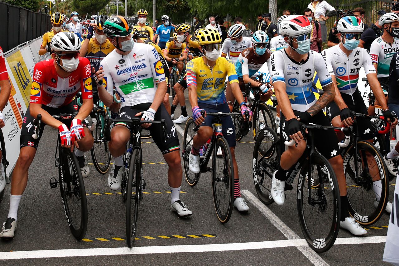 Het peloton, mondkapjes nog op, voor de start van Tour de France.