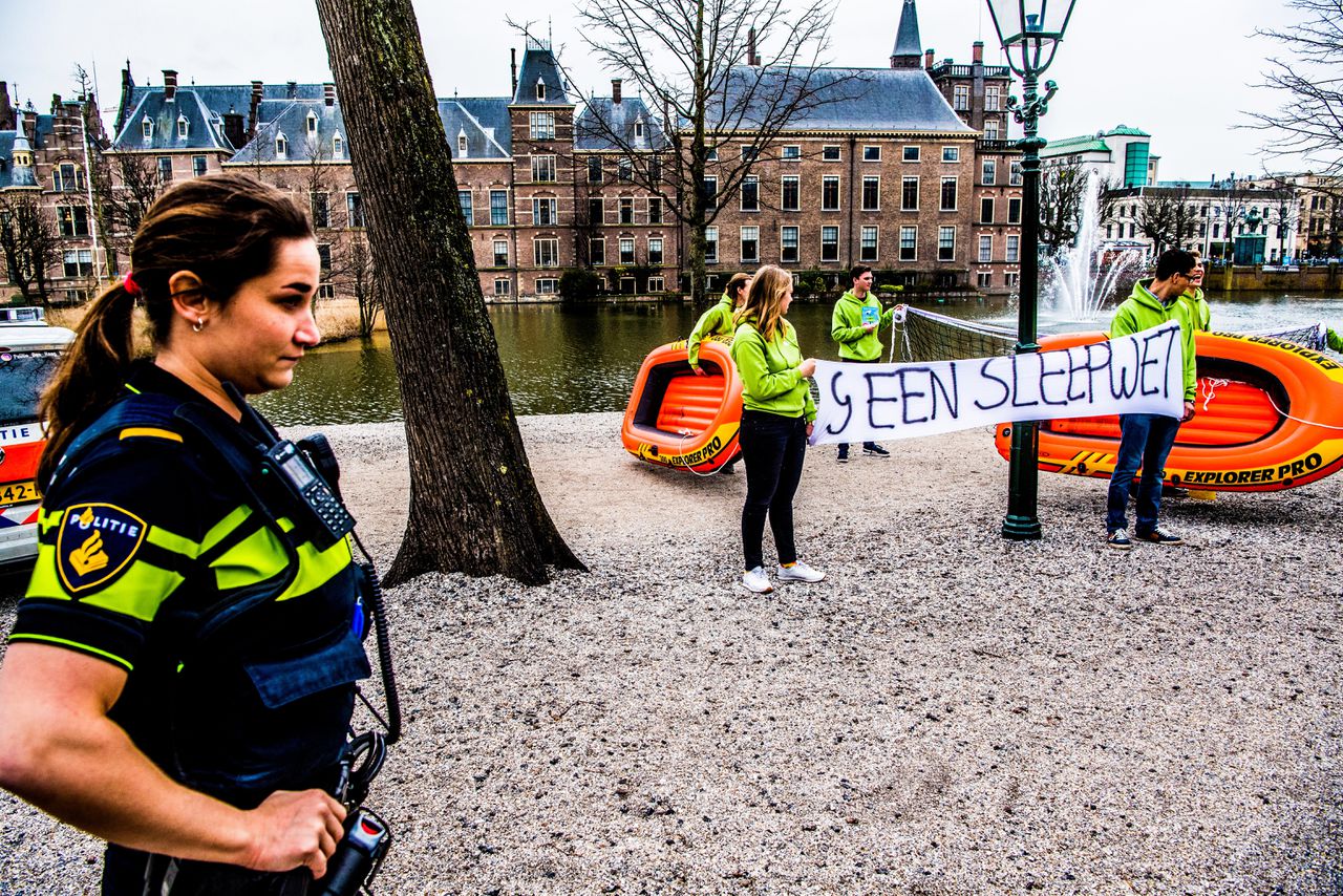 Een demonstratie bij de Hofvijver in Den Haag tegen de Wet op de inlichtingen- en veiligheidsdiensten.