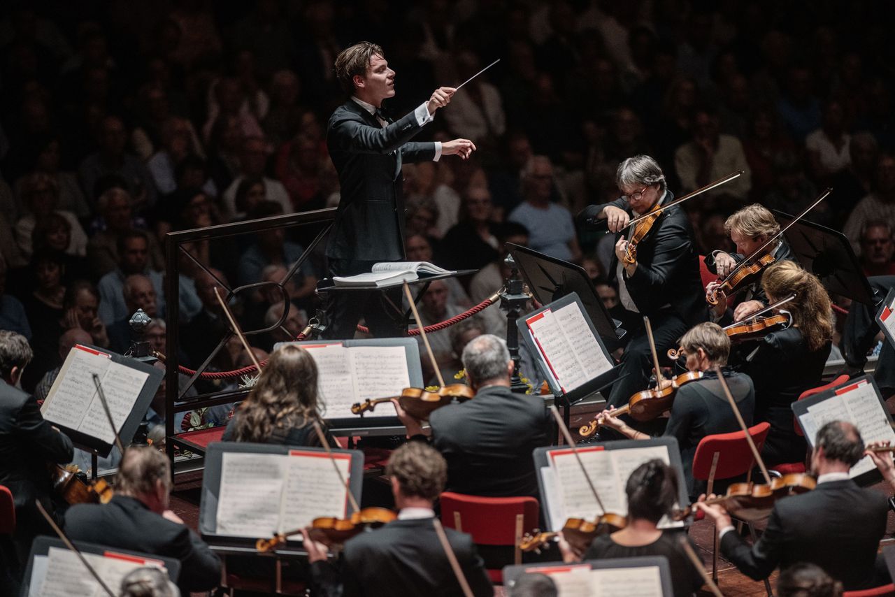 Concertgebouworkest speelt met nieuwe chef Mäkelä een Mahler vol zangerigheid én testosteron ●●●● 