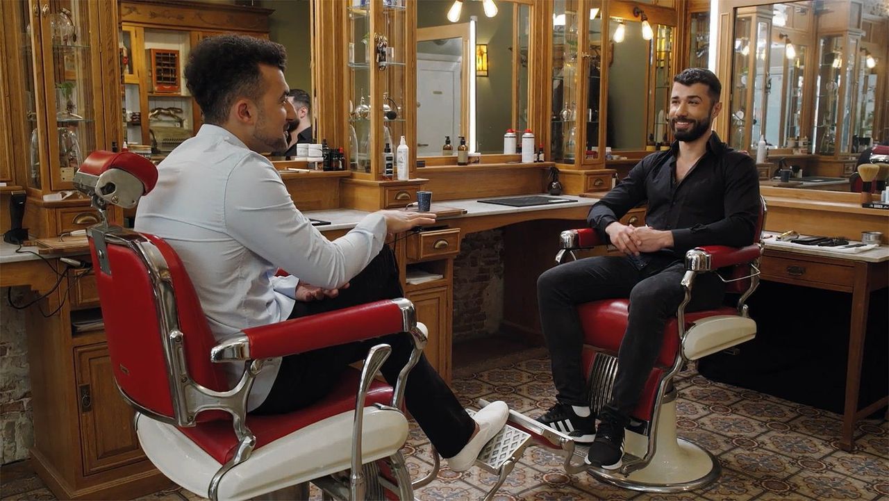 Özcan Akyol in gesprek met Ahmad in De gevluchte gast.