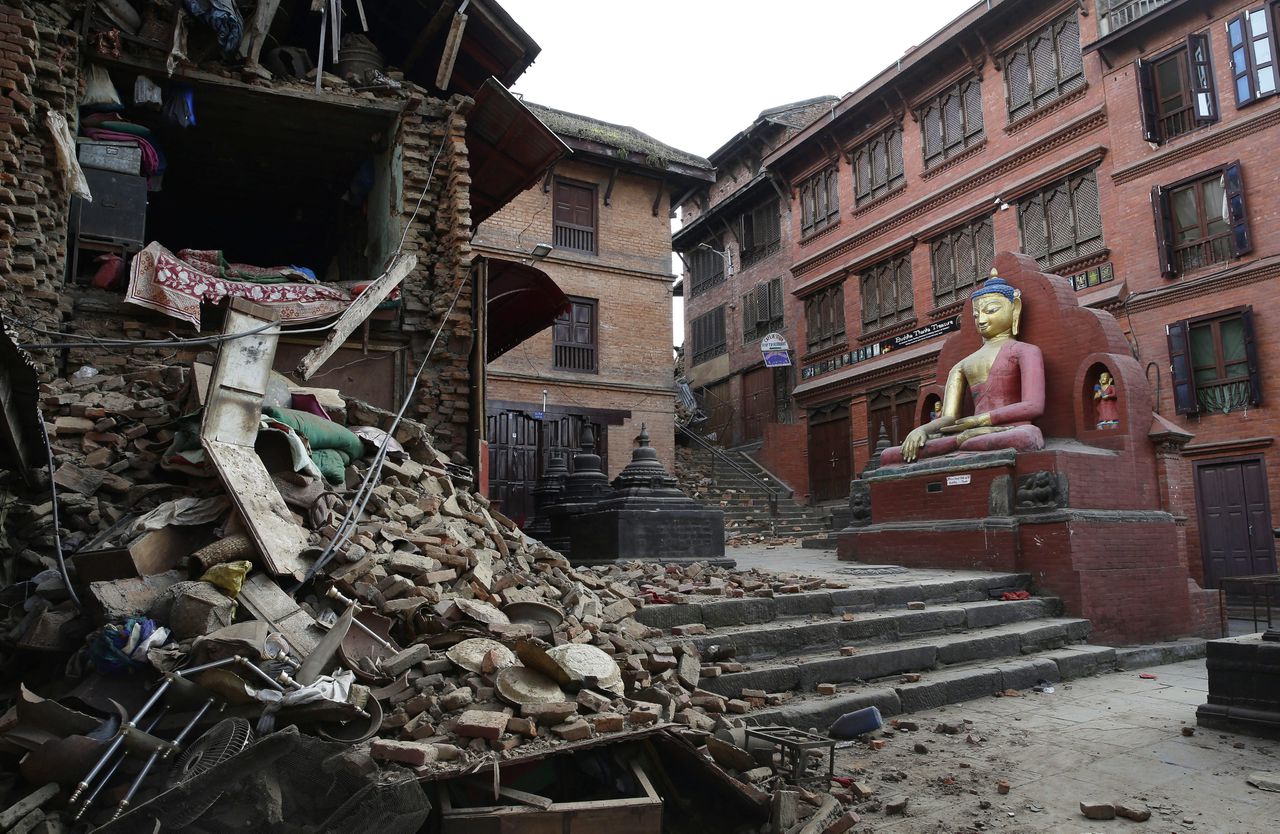 Schade aan de apentempel in Kathmandu, de hoofdstad van Nepal.
