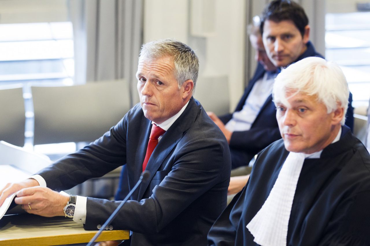 Interim-directeur Onno Jacobs (FC Twente) naast advocaat namens de club Dolf Segaar in de rechtbank van Utrecht.