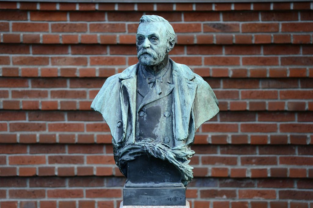 Een standbeeld van Alfred Nobel op het Karolinska instituut in Stockholm.