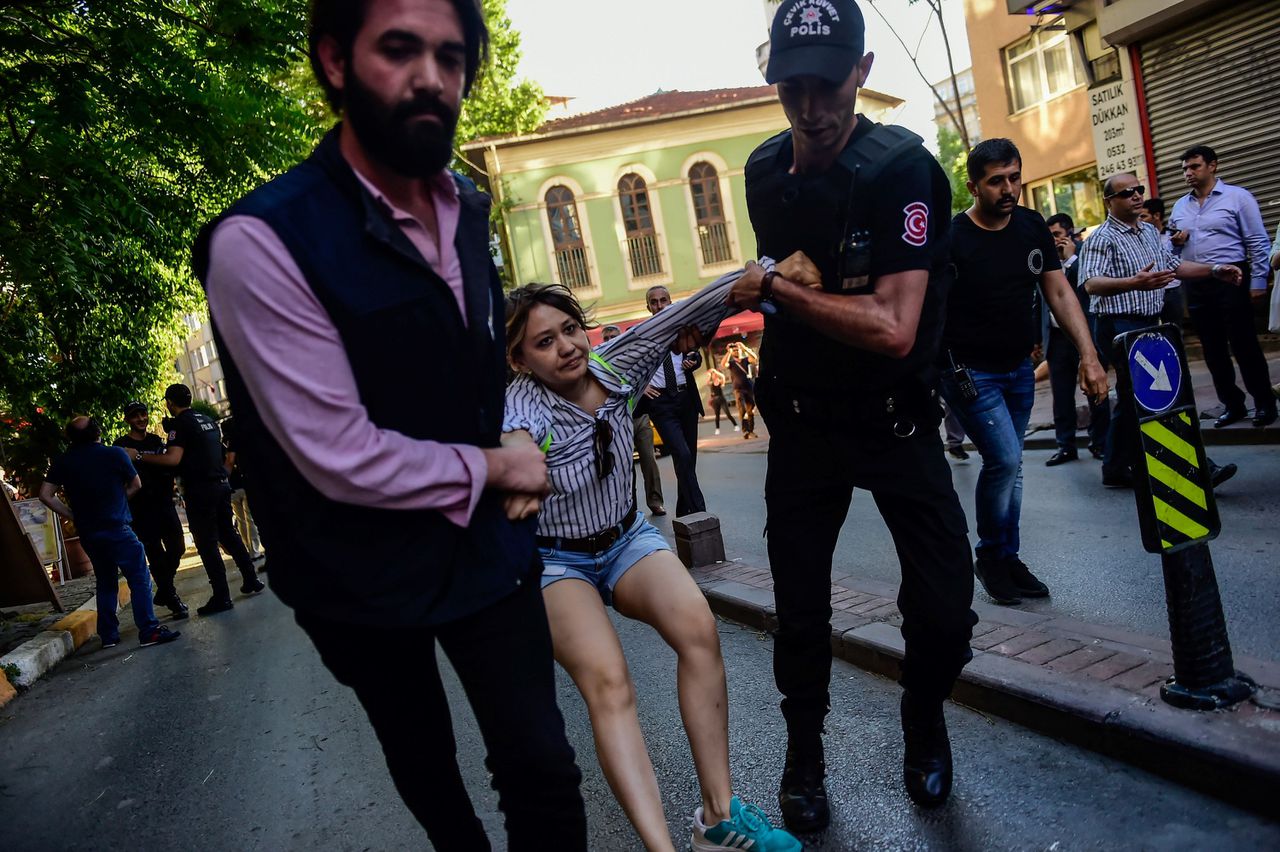De Turkse oproerpolitie houdt demonstranten tegen die het Taksimplein proberen te bereiken.