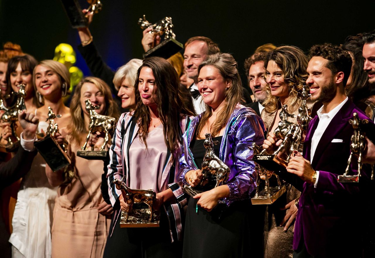 De winnaars van ‘Dirty God’ op het podium tijdens de uitreiking van het Gouden Kalveren Gala. Regisseur Sacha Polak in gestreept jasje.