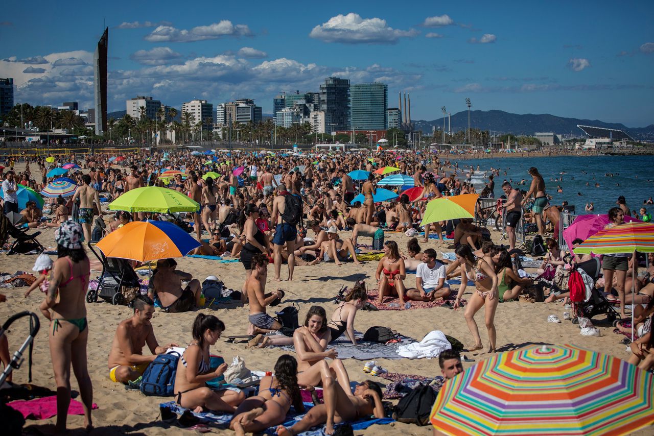 Het strand bij Barcelona, in juni. Bijna tweederde van de Nederlanders heeft deze zomer vakantieplannen, waarvan drie op de vijf in het buitenland.