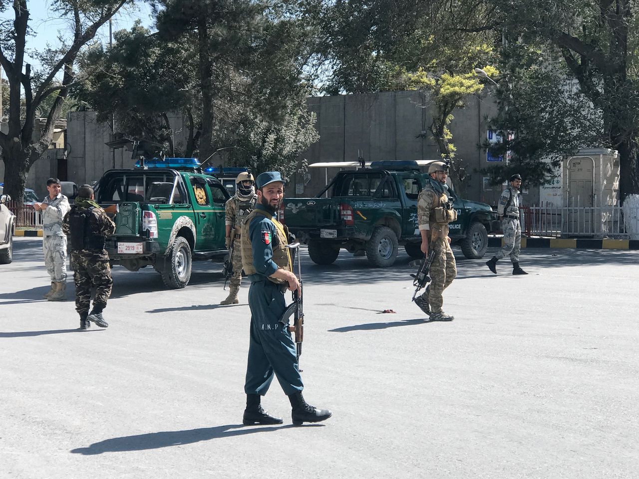 Afghaanse veiligheidstroepen nabij de plek van de aanslag in hoofdstad Kabul.