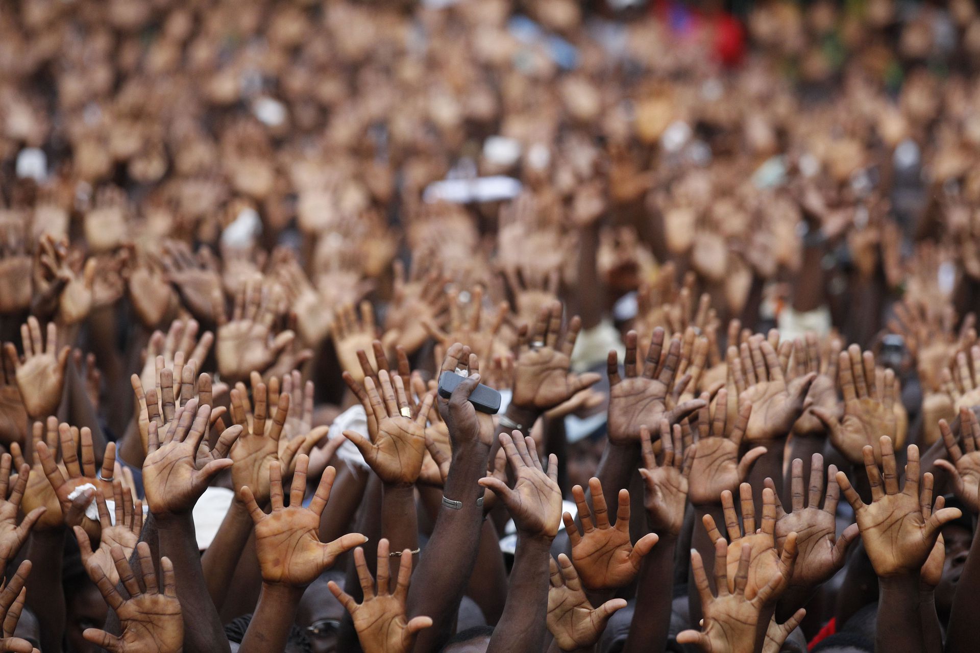Народы поднимают голову. Человек толпы. Много людей. Толпа людей с поднятыми руками. Много рук.