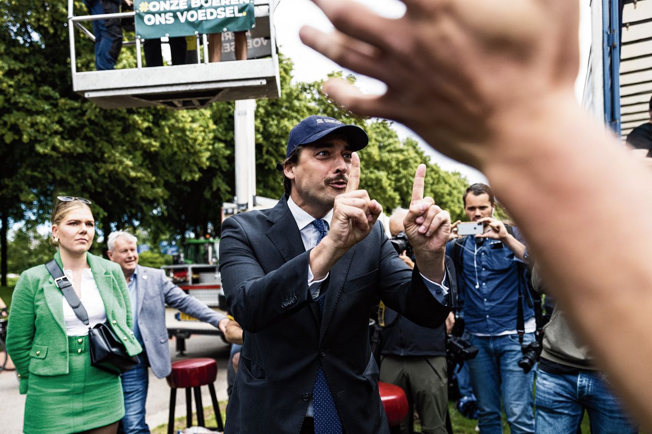 Thierry Baudet tijdens het boerenprotest op het Malieveld in Den Haag, begin juli. De FVD-leider werd door de organisatie aangesproken, omdat hij zonder overleg een hoogwerker beklom.
