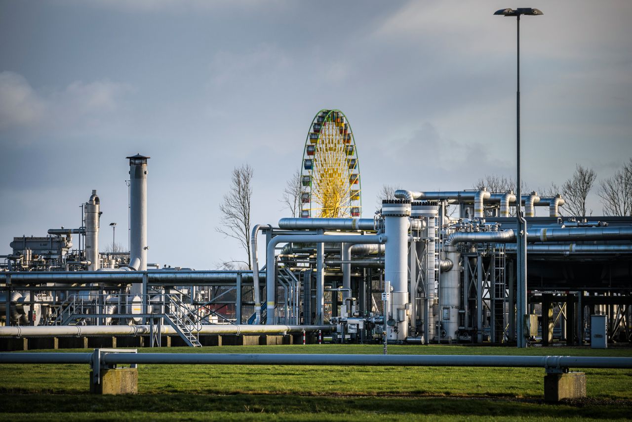 Gaswinnings- en gasbehandelingslocatie De Paauwen van de NAM in Overschild.