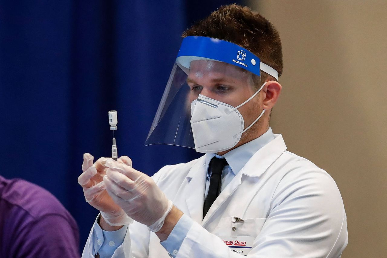 Een dosis van het Janssen-vaccin wordt bereid in Chicago (VS). Zeker één Amerikaanse overleed na een prik door een zeer zeldzame vorm van trombose.