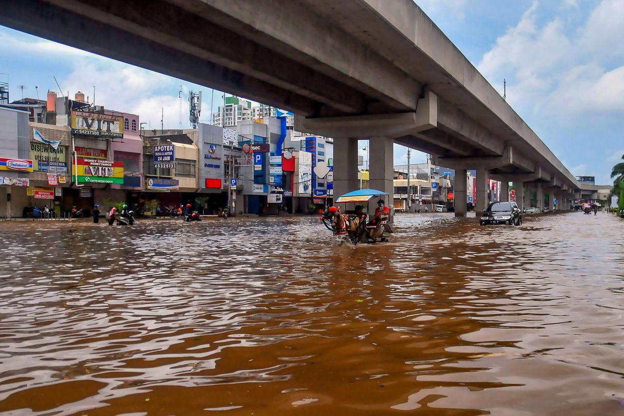 Een overstroomde straat, woensdag in Jakarta. Hele delen van de stad stonden blank.