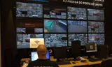 In de controlekamer van de Braziliaanse zeecontainerhaven Santos bestudeert Walter D’Antonio van de federale belastingdienst  camerabeelden. 