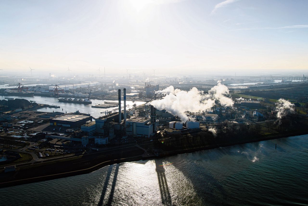Afvalverwerking, olieopslag en andere industrie in het havengebied van Rotterdam.