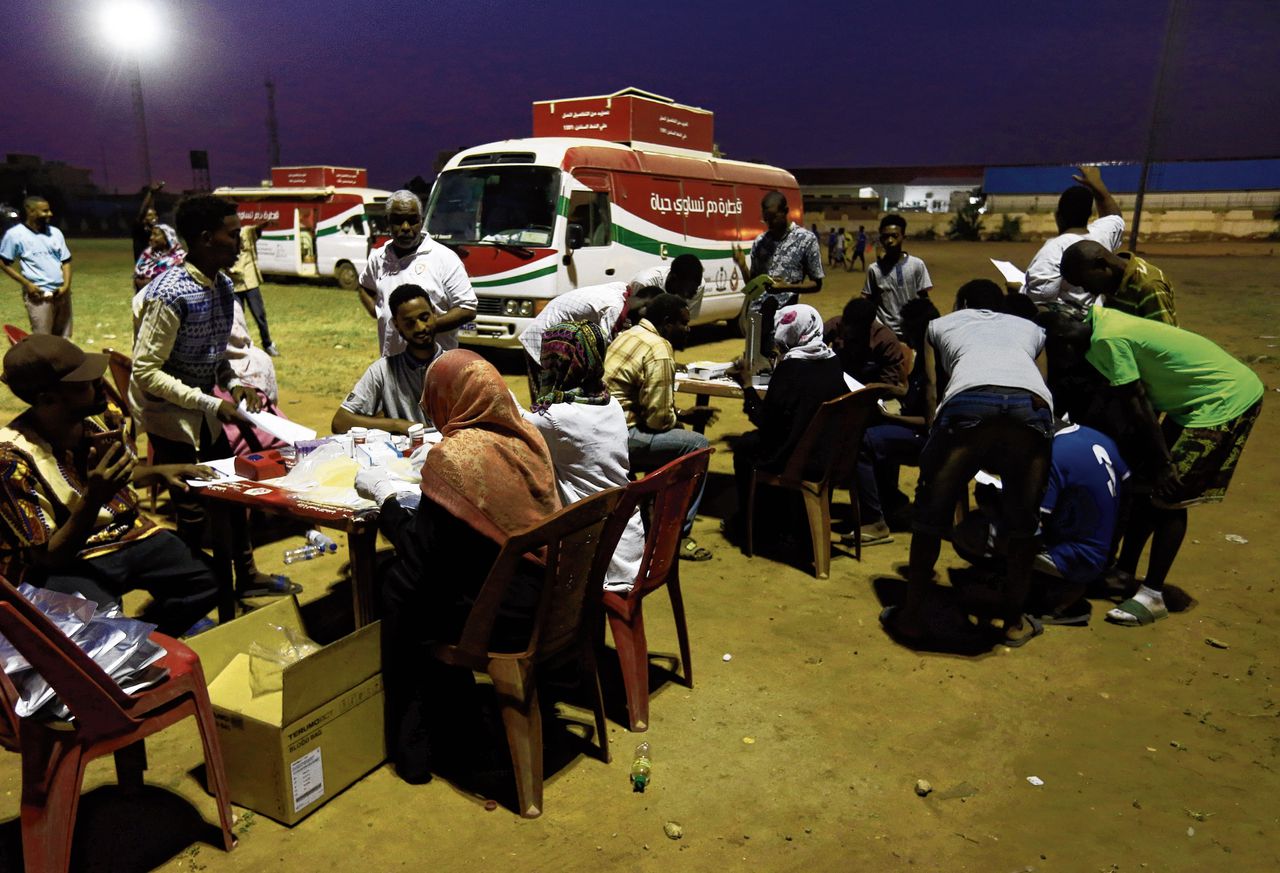 Er rijden dagelijks mobiele bloedbanken door de Soedanese hoofdstad Khartoem, waar mensen bloed kunnen doneren. Ziekenhuizen zijn afhankelijk van dit bloed.