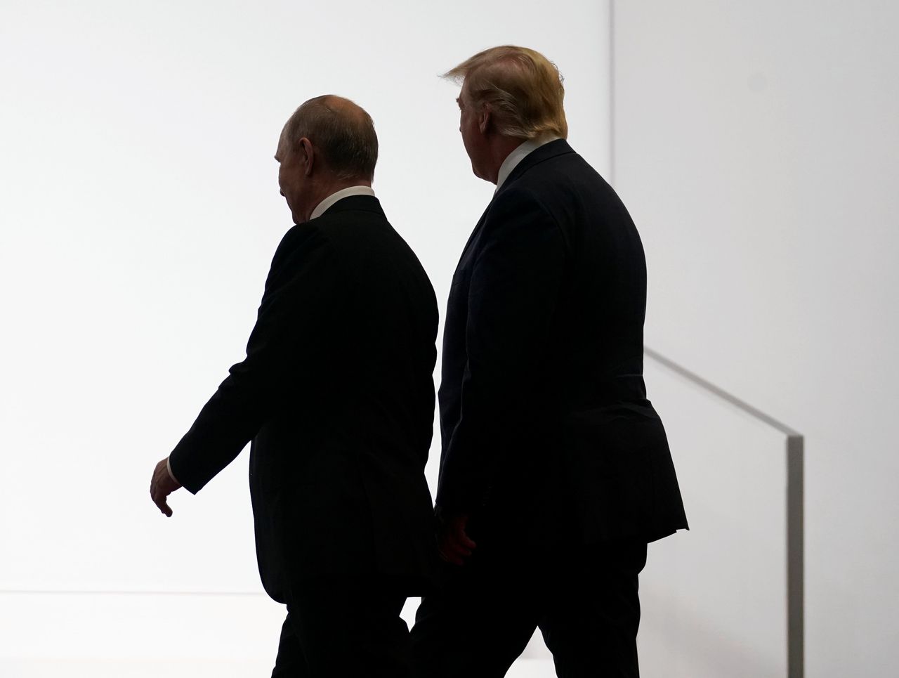 Trump en Poetin tijdens de G20 in Osaka vorige zomer. Trump heeft in snel tempo de VS op afstand gezet van Europa en de nabijheid gezocht tot populistische leiders en autocratische regimes.