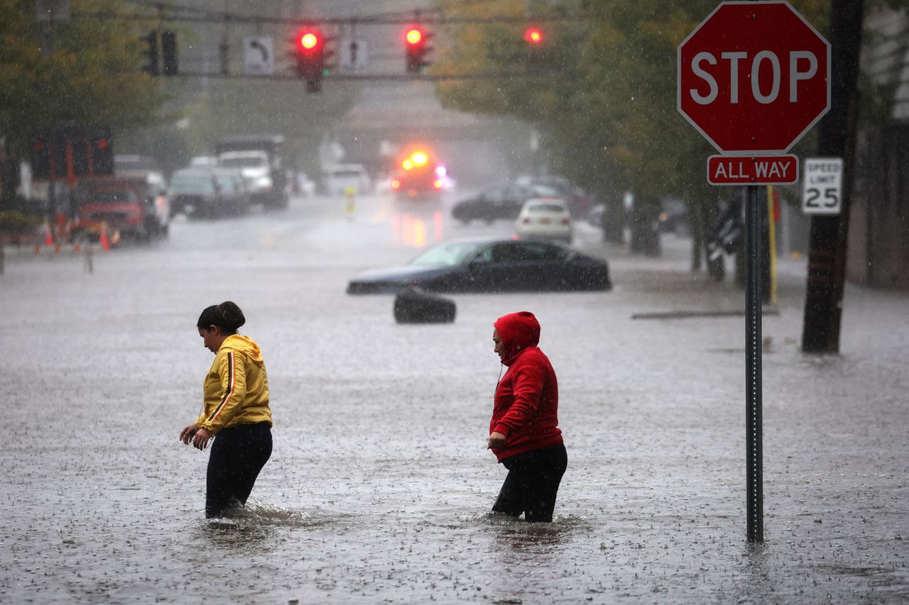 Noodtoestand uitgeroepen in New York om zware regenval: straten en metrostations ondergelopen 