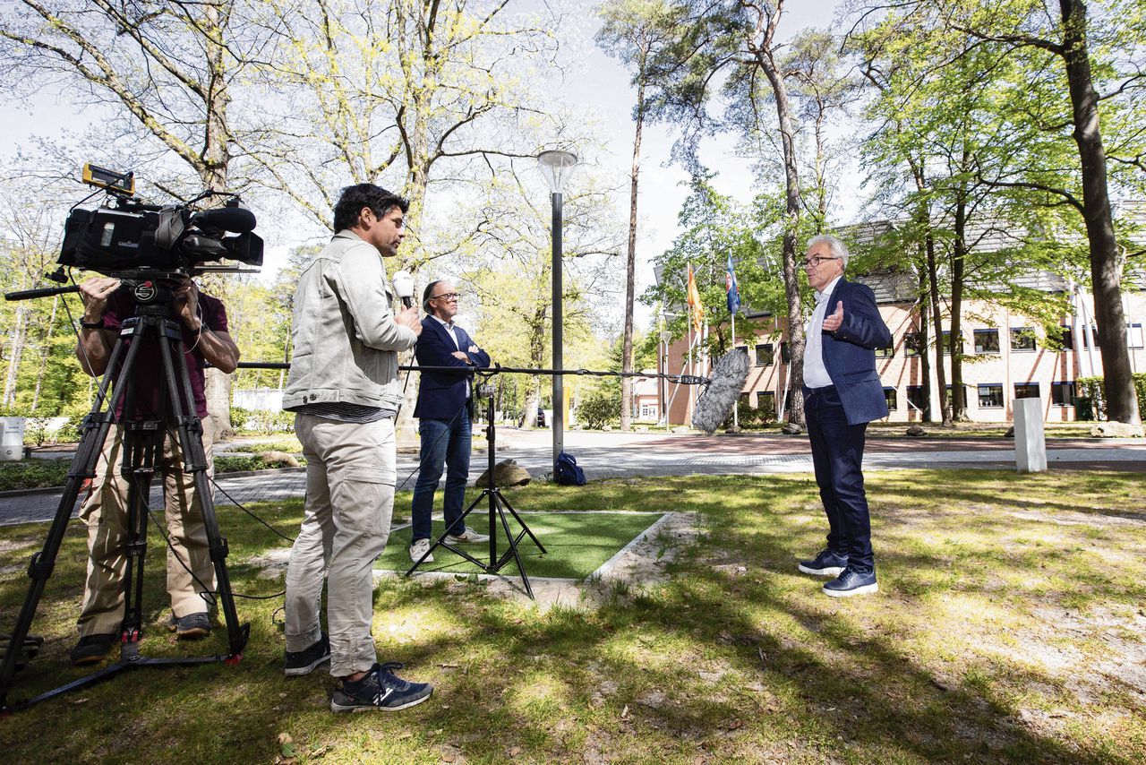 Directeur betaald voetbalEric Gudde (rechts), vrijdag voor de NOS-camera in Zeist.