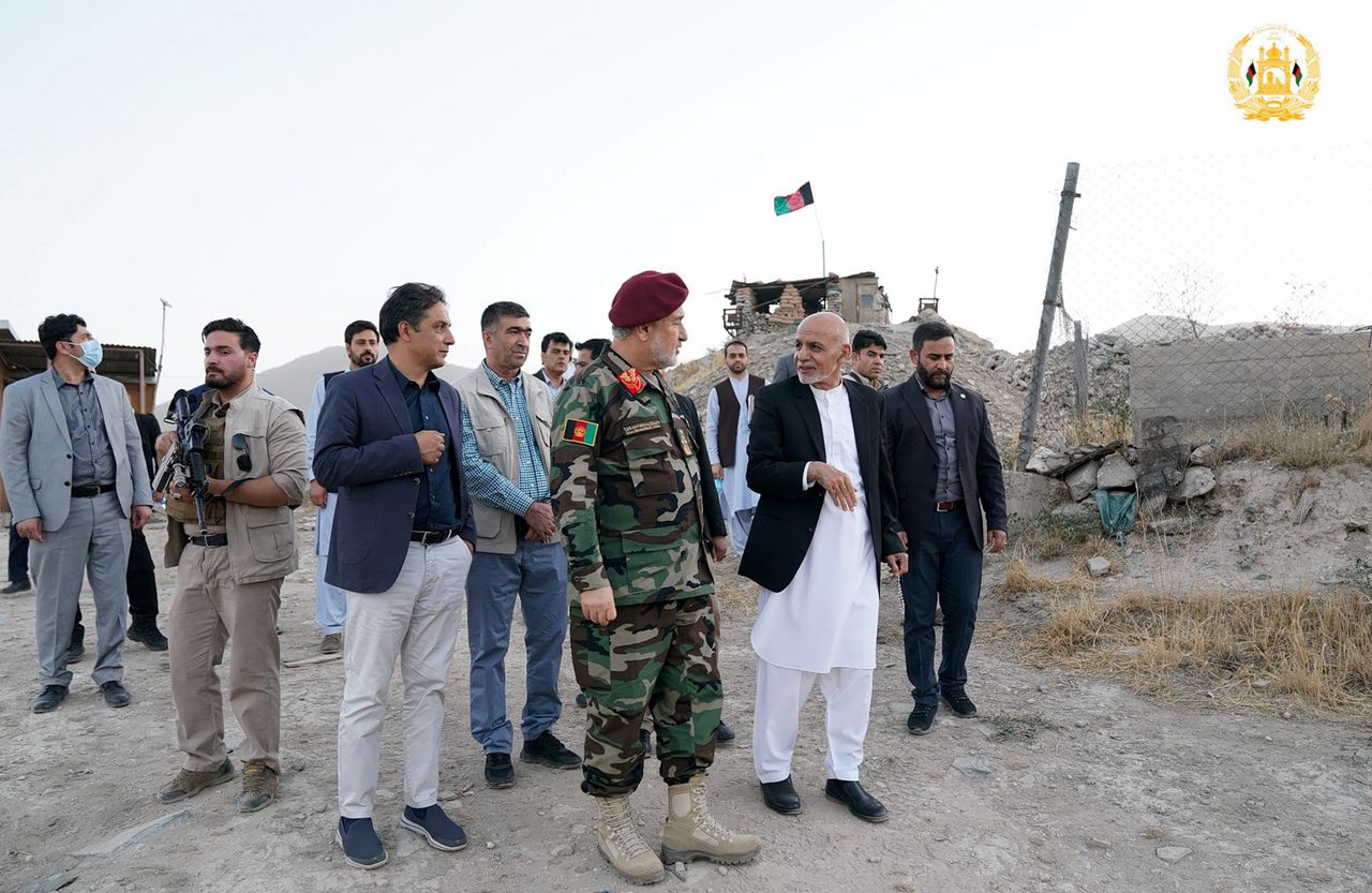 De Afghaanse president Ashraf Ghani op zaterdag met de minister van Defensie.