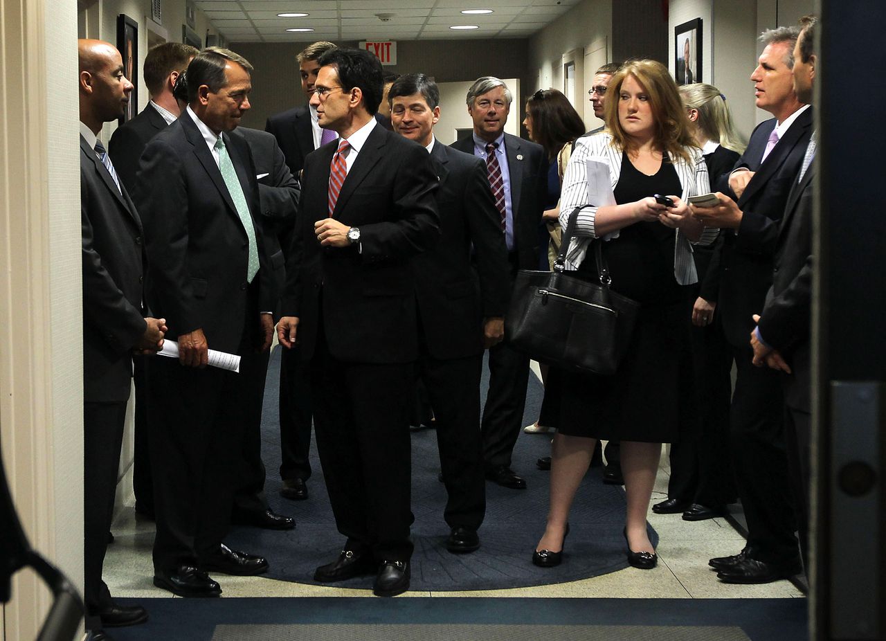 Eric Cantor (derde van links) voor aanvang van een persconferentie over onder meer het schuldenplafond, gisteren.