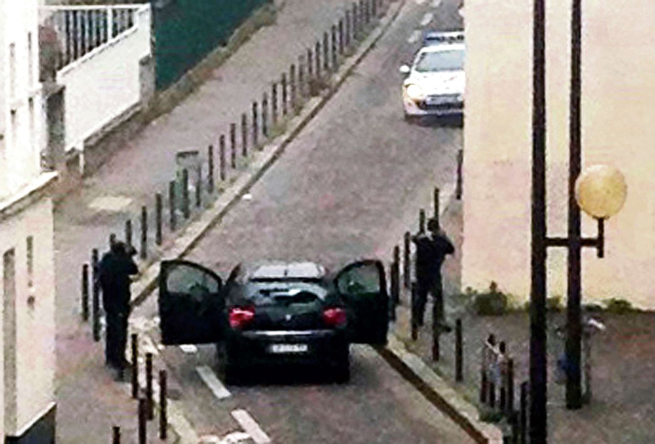 Rond de aanslag op tijdschrift Charlie Hebdo in januari deden tal van complotten de ronde. Want waarom was er zo weinig verkeer in de straat?