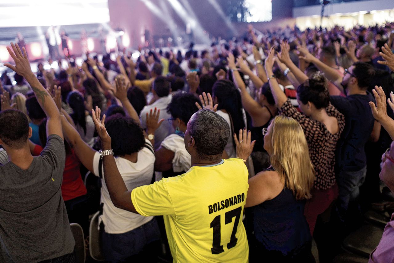 Evangelisch gelovigen tijdens een dienst in Rio de Janeiro, eerder deze maand. In de pinksterkerken komen veel aanhangers van de nieuwe president Bolsonaro.
