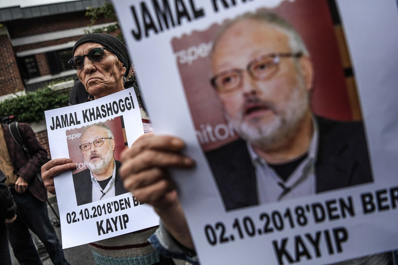 Demonstranten tonen posters van de verdwenen Saoedische journalist Jamal Khashoggi bij het Saoedische consulaat in Istanbul.
