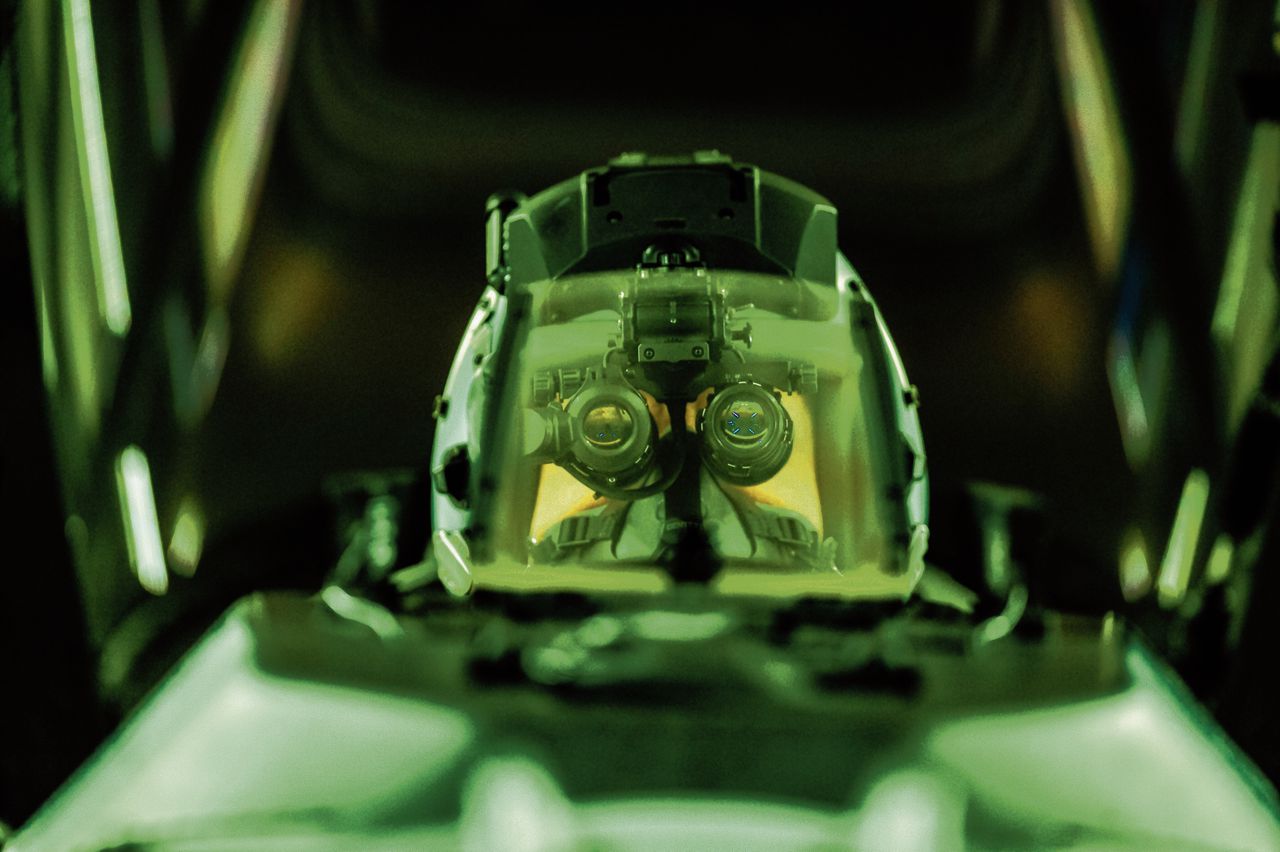 Een F-16-piloot kijkt in een nachtkijker