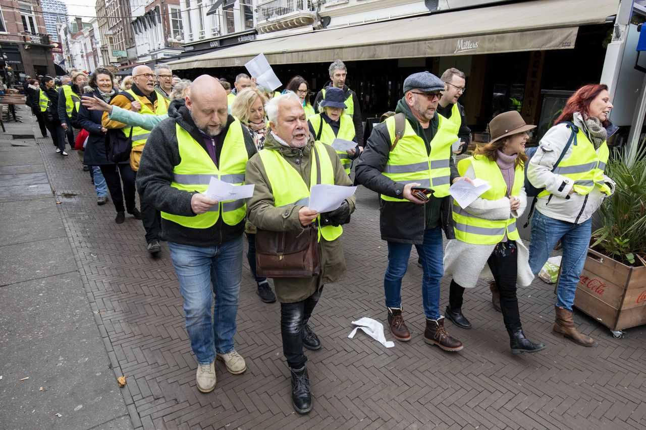 Mensen demonstreren in gele hesjes op het Plein in navolging van de demonstraties in Frankrijk en België.
