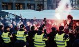Politie en ME beschermen aanhangers van Kick Out Zwarte Piet, vorig jaar bij de Sinterklaasintocht in Eindhoven.