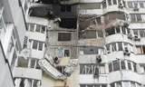 Danni a un condominio a Kiev dopo un attacco aereo russo del 6 giugno 2025.