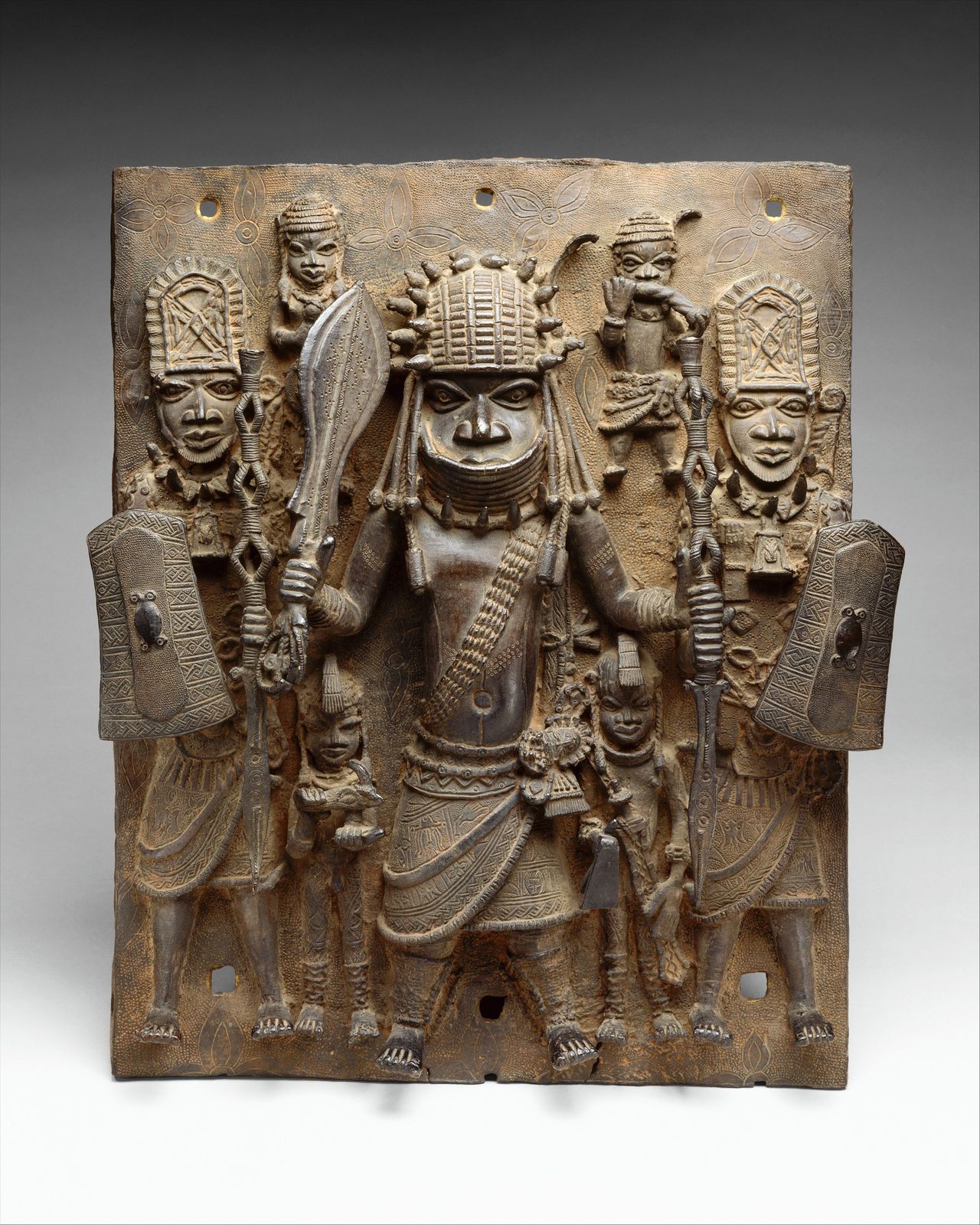 ‘Warriors and Attendants’, 16-17e eeuw, Hof van Benin, Nigeria. Te zien in Metropolitan Museum of Art, New York.