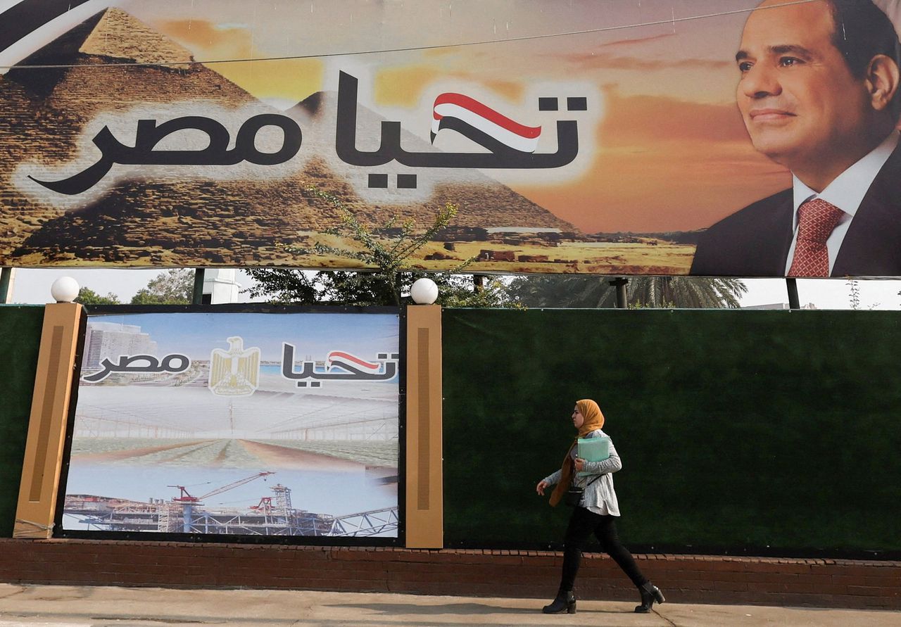 Lang leve Egypte, staat er bij een foto van de Egyptische president Abdel Fattah El-Sisi in Caïro. Foto Amr Abdallah Dalsh/Reuters