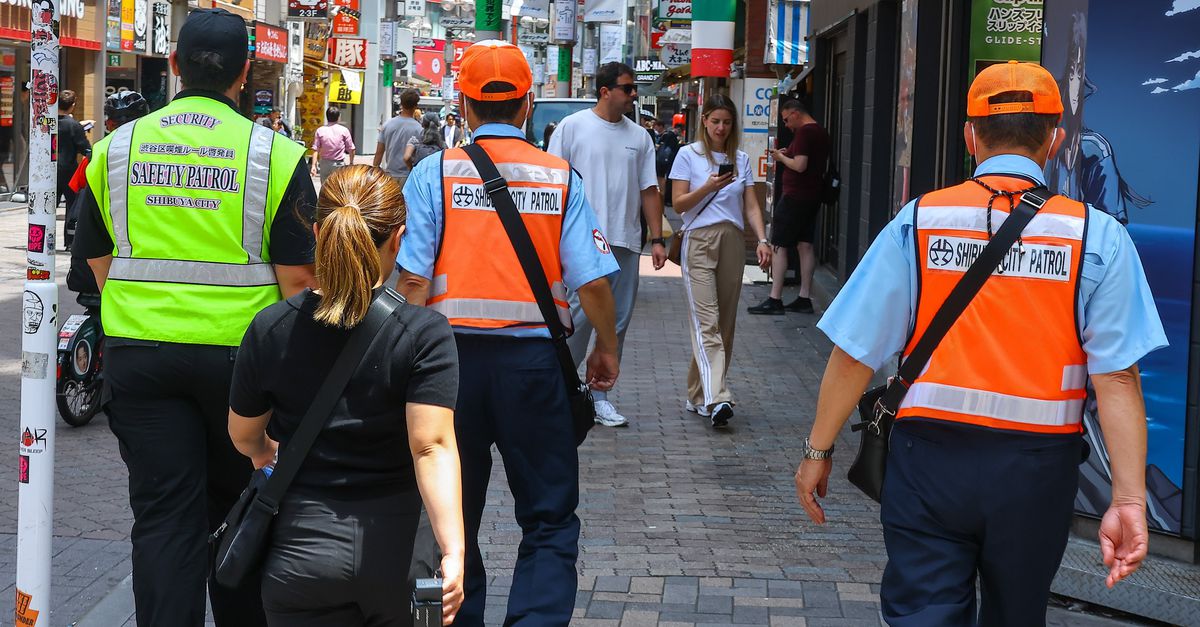 Tokio wil af van peuken en plastic in de straten en beboet overtredingen. Vaak krijgen toeristen een boete