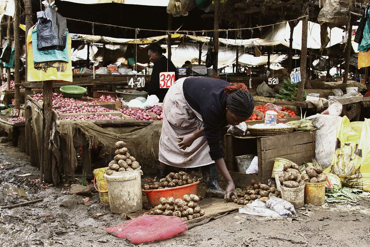 Goentemarkt in Kibera, met naar schatting 500.000 inwoners de grootste sloppenwijk van Oost-Afrika.