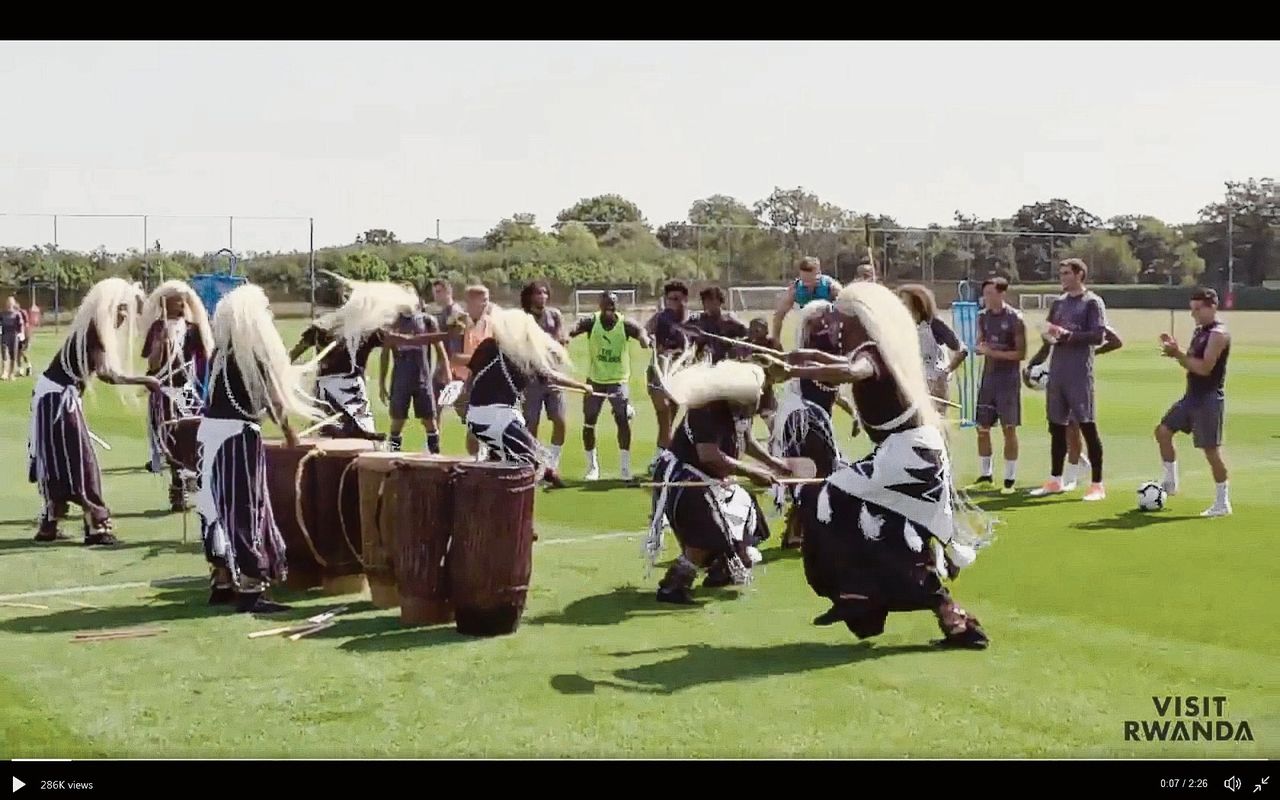 Dansen  voor de spelers van Arsenal  om @visitrwanda_now te promoten 