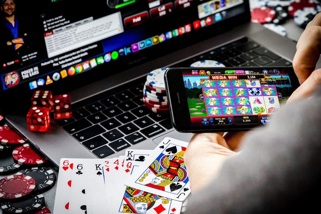 Een laptop met een online pokerspel.