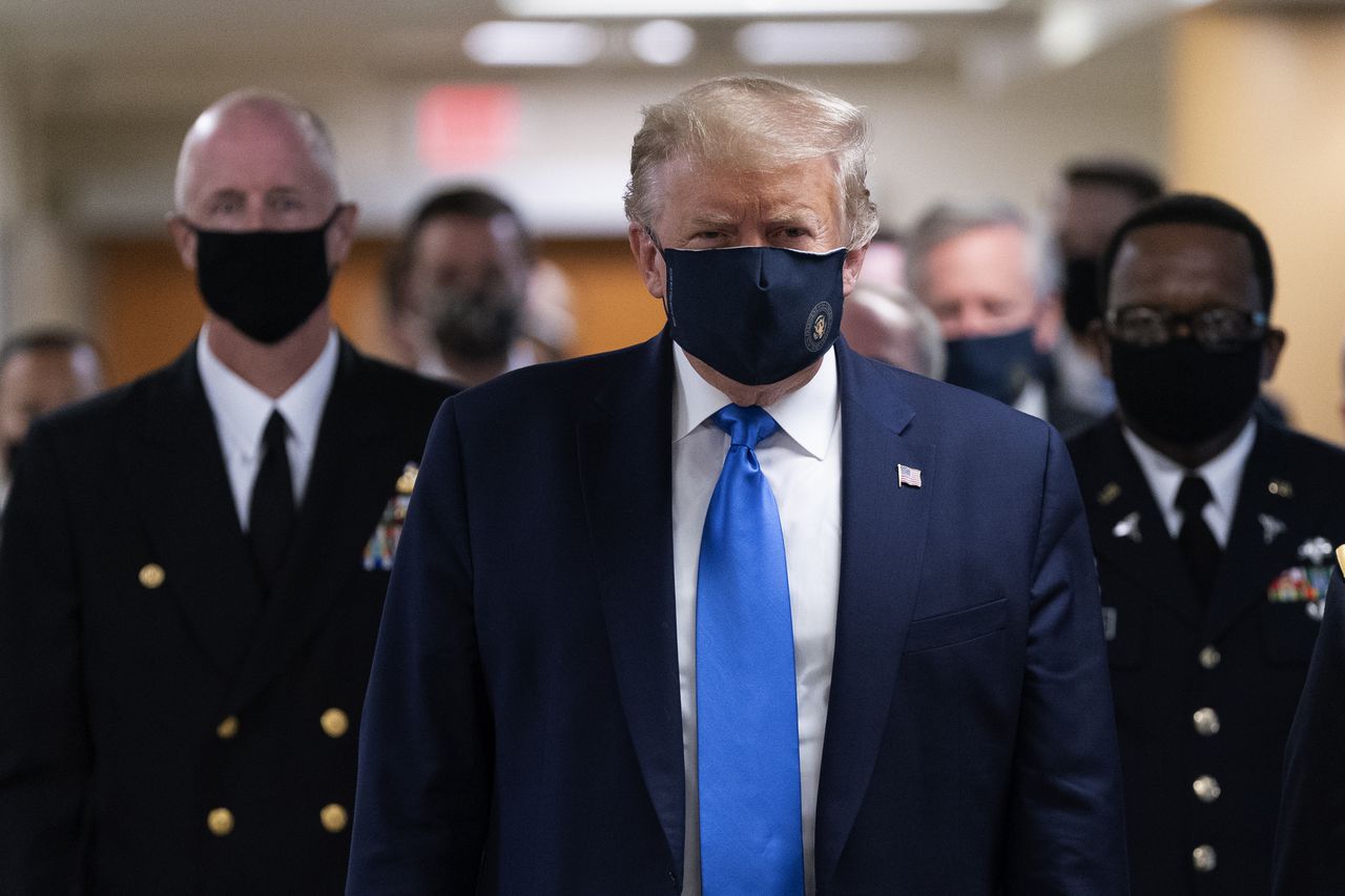 Trump draagt voor het eerst sinds begin coronapandemie een mondkapje 