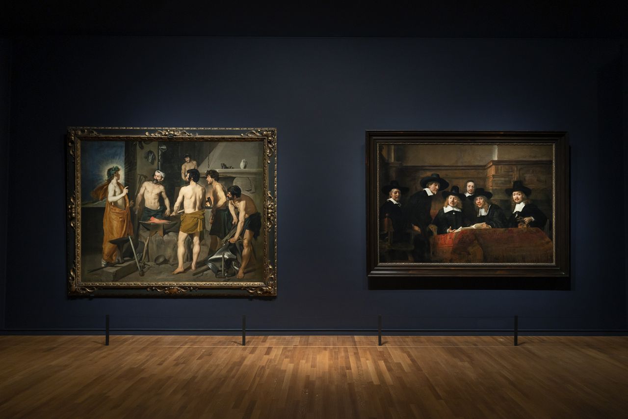 'De Smederij van de Vulkaan' van Velázquez naast 'De Staalmeesters' van Rembrandt naast op de tentoonstelling in het Rijksmuseum 'Rembrandt - Velazquez'.
