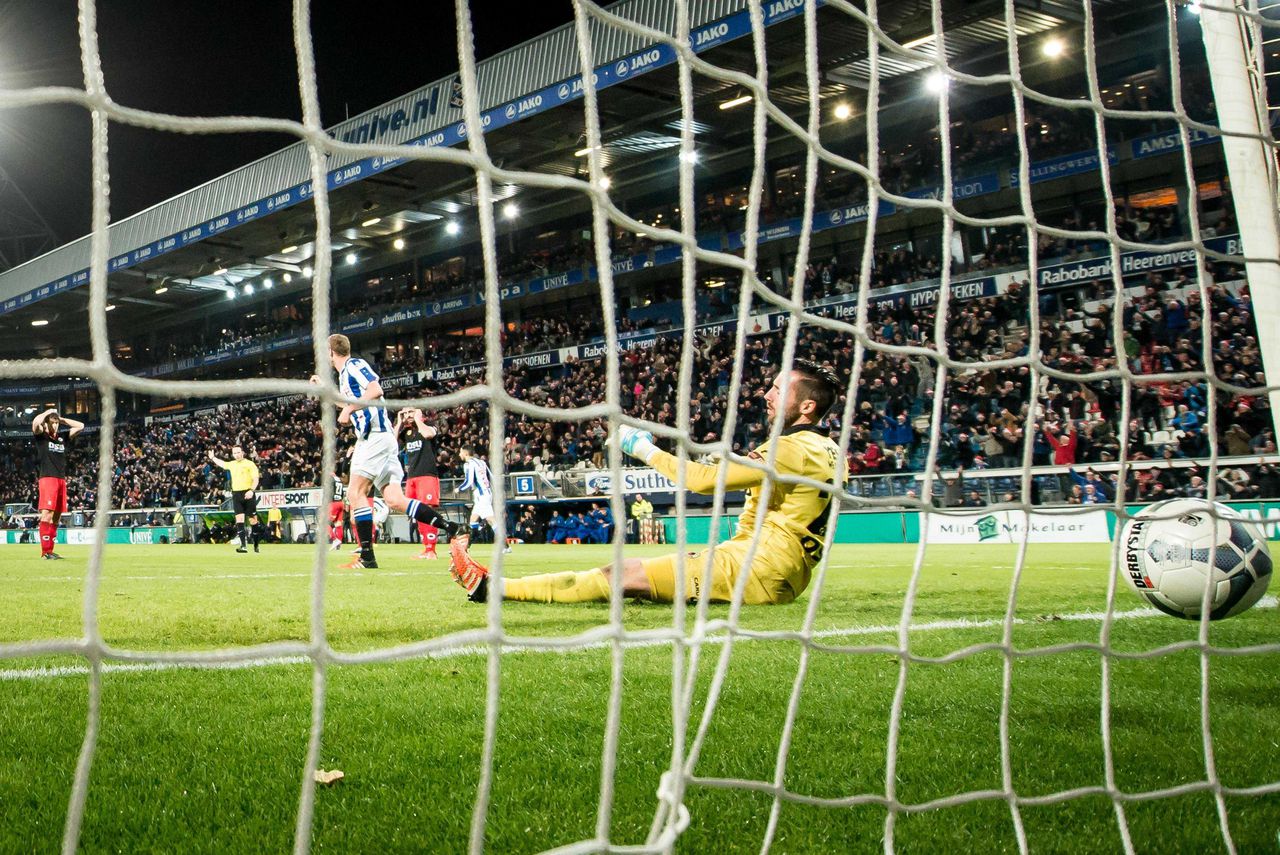 De tweede goal van Heerenveen verdwijnt achter de doelman van Excelsior.