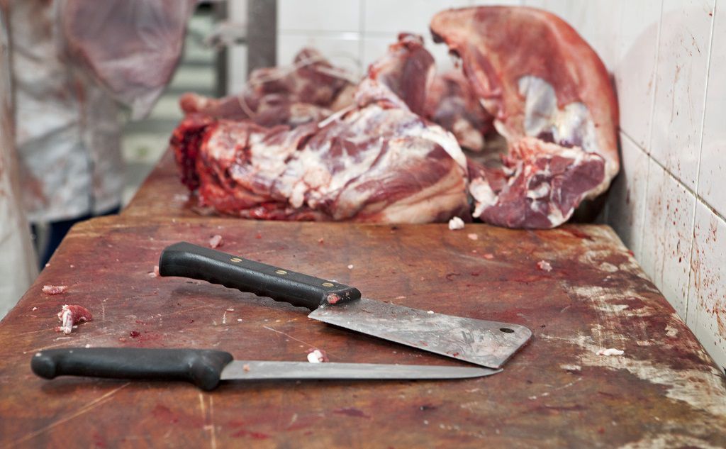 Lamsvlees van onverdoofd geslachte dieren bij een supermarkt in Den Haag.
