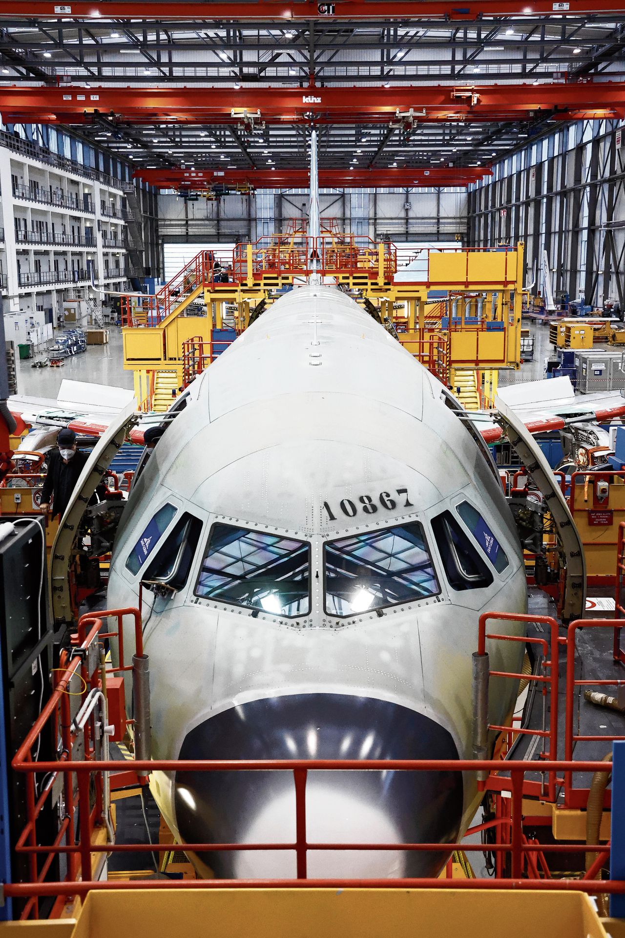 In een Duitse fabriek van Airbus wordt een nieuwe A320 in elkaar gezet.
