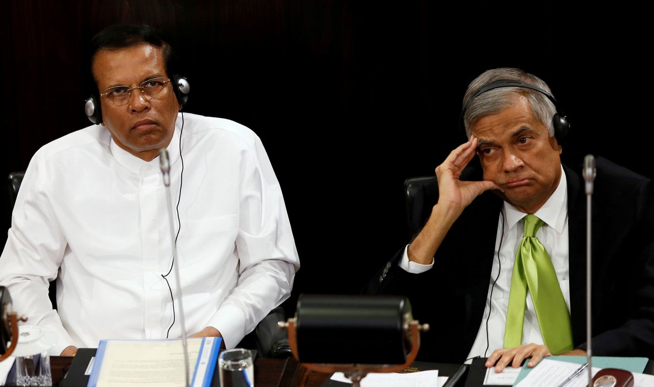 Sri Lankas president Maithripala Sirisena (links) en premier Ranil Wickremesinghe (rechts) in het parlement in 2017.